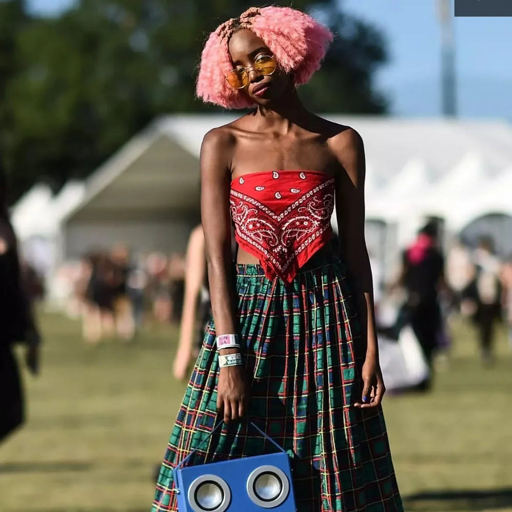 Pack of 2 Fashion Bandanas for Hair/Scarf/Top/Bag Accessorizing in Black and Red - Picture 7 of 10